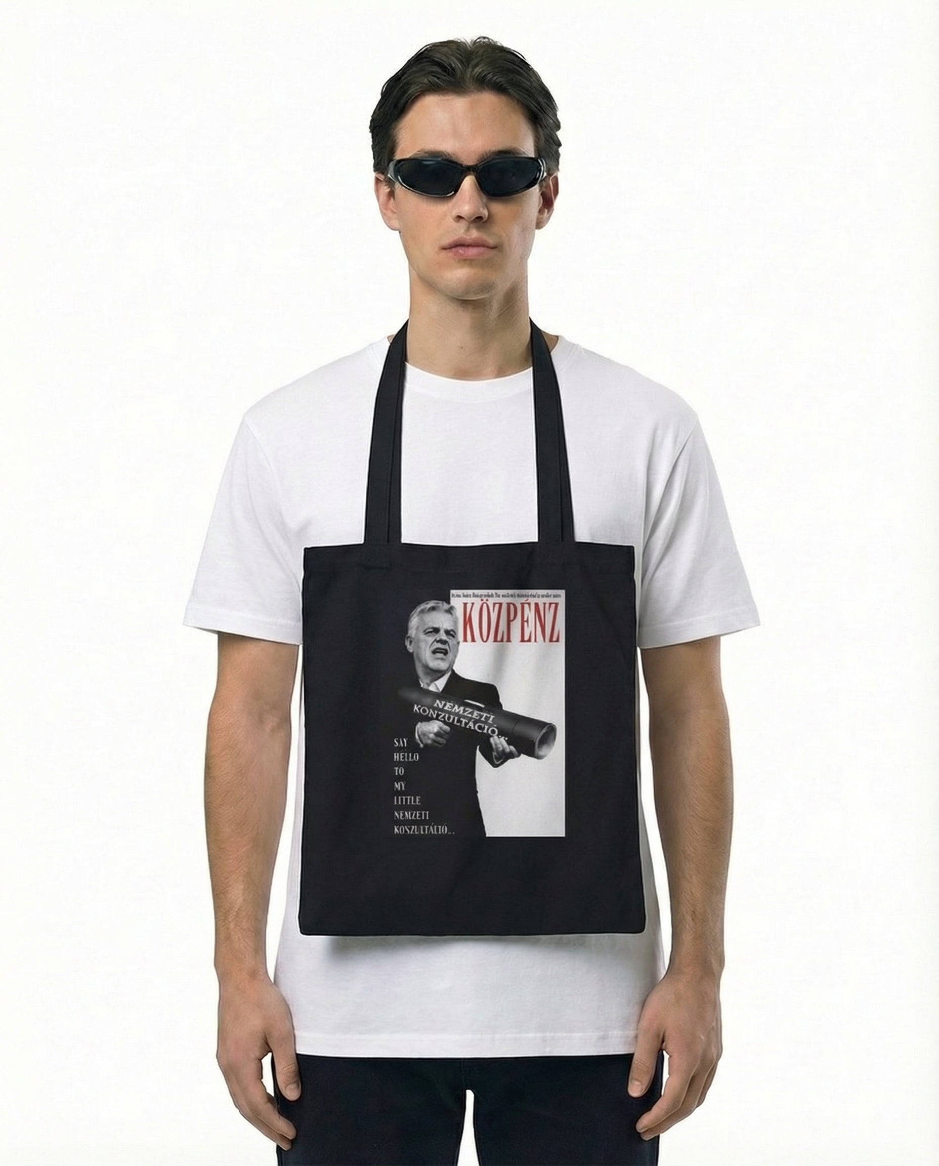 Közpénzarcú™ táska — erős fülekkel, erős állásponttal